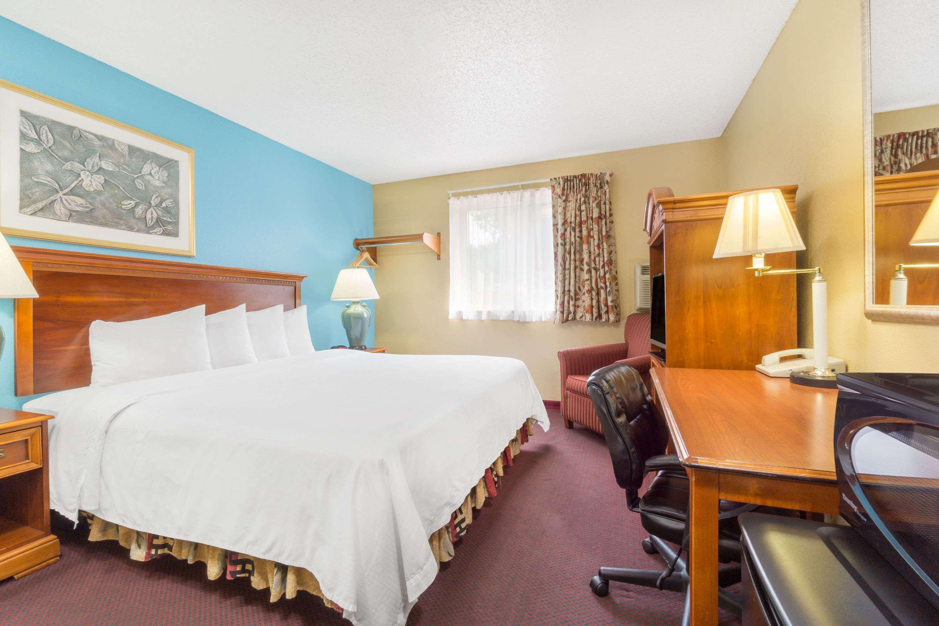 Baymont Inn & Suites By Wyndham Huber Heights Dayton Northeast Exterior photo